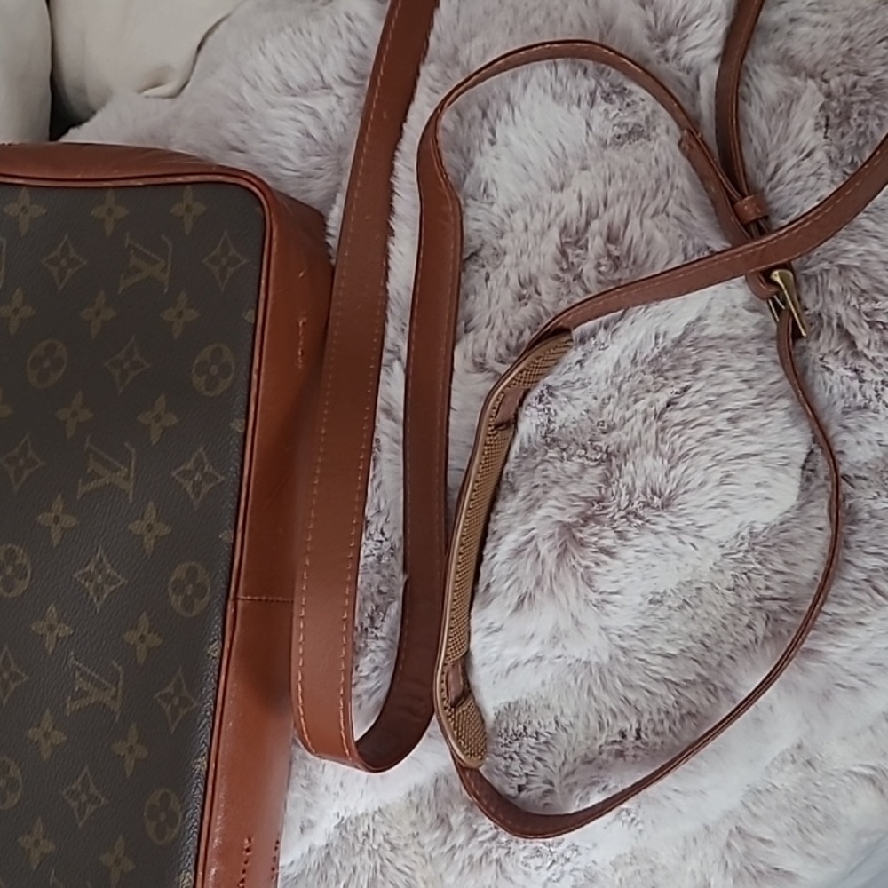 Authentic Louis Vuitton Sac Bandolier Handbag - Picture 13 of 14